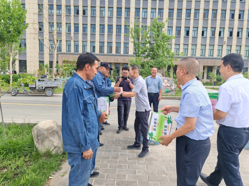 酷暑送清凉 关怀沁人心